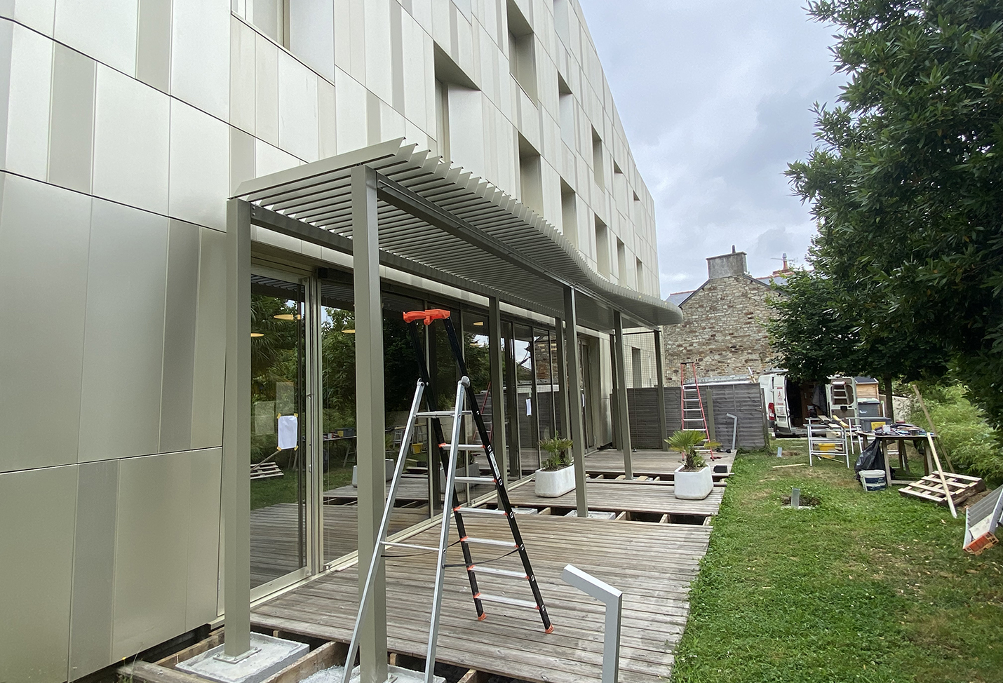 © Apis Florae pergola métallique et voiles ombrage (1)